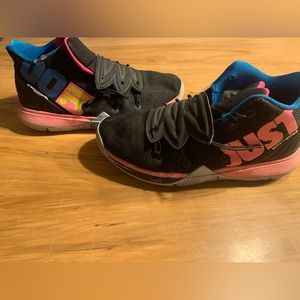 Used Nike Kyrie’s -6.5 Youth, no laces